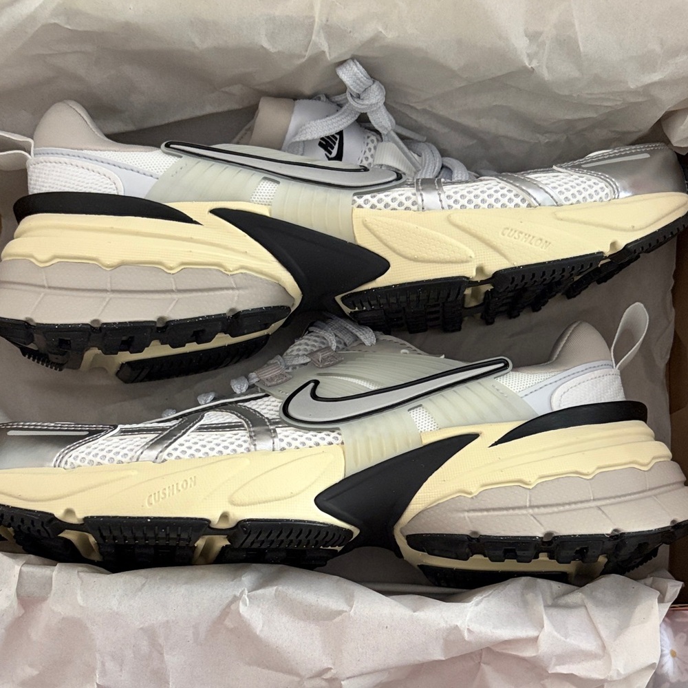 New In Box Nike V2K Run Sneakers size 8

Summit White/Pure Platinum/Light Iron - Picture 3 of 16